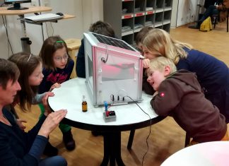 Stoßlüften oder Kipplüften? Die Kinder untersuchen am Modell der Verbraucherzentrale die unterschiedlichen Lüftungsmethoden. Foto: Stadt Ratingen