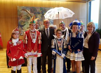 Zogen mit Gefolge in den Landtag ein: Das Ratinger Kinderprinzenpaar. Im Bild mit Landtagspräsident André Kuper und der Landtagsabgeordneten Elisabeth Müller-Witt (SPD). Foto: Landtag