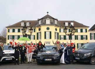 Übergabe erfolgt: Das Ratingen Prinzenpaar hat offiziell die Fahrzeuge für die aktuelle Session erhalten. Foto: Karnevalsausschuss der Stadt Ratingen