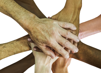 Viele Hände übereinander. Foto: Symbolbild (pixabay)