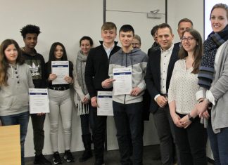 Sieger und Klassenvertreter der Heiligenhauser Gesamt- und Realschule kamen zur Ehrung von „Wirtschaftswissen im Wettbewerb“ ins Technologiezentrum Velbert. Foto: Stefan Mülders