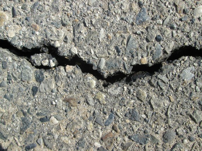 Asphalt Schlagloch_SYMBOLBILD In Mettmann soll es Schlaglöcher geben, die sich "bald den Status eines Sees verdienen". Foto: Symbolbild (pixabay)