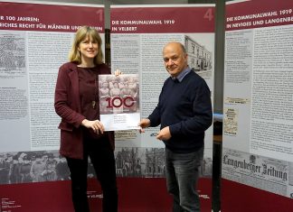 Die Gleichstellungsbeauftragte, Sabine Reucher und der Stadtarchivar Christoph Schotten vor einem Teil, der in der Ausstellung zu sehenden Roll-Up-Bannern. Foto: Mathias Kehren