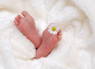 Ein Baby liegt auf einer Decke. Foto: Symbolbild (pixabay)