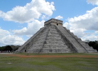 Chichén Itzá mit seinen Ruinenstätten und der großen Pyramide gehört zum Weltkulturerbe. Bei einem Ganztagesausflug von den Touristenorten an der Ostküste Yucatáns kann man hier die Welt der Maya erleben.