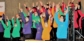 Der Rhythmus-Chor - hier beim Adventskonzert - lädt jetzt ein, bei der "ABBA-Musik-Show" mitzumachen. Foto: Chor