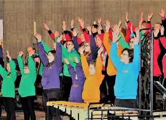 Der Rhythmus-Chor - hier beim Adventskonzert - lädt jetzt ein, bei der "ABBA-Musik-Show" mitzumachen. Foto: Chor