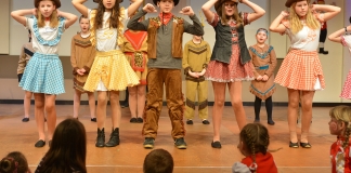 "Cowboy und Indianer" war das Motto des Showtanzes, den die Kinder und Jugendtanzgarde der KG Große Velberter zeigte. Foto: Mathias Kehren