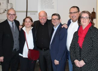 André Stinka, Schatzmeister des Landesverbandes, Katja Kleegfräfe, Nachfolgerin als Kreisgeschäfstführerin, Peter Zwilling, Landtagsabgeordneter Josef Neumann aus Solingen, Kreisvorsitzender Jens Geyer, Staatssekretärin Kerstin Griese. Foto: Kling