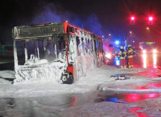 So sah der ausgebrannte Linienbus nach den Löscharbeiten aus. Fotos: Feuerwehr Heiligenhaus