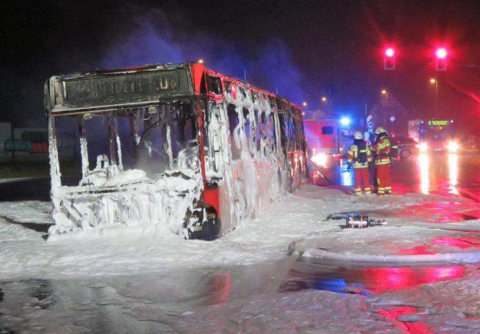 So sah der ausgebrannte Linienbus nach den Löscharbeiten aus. Fotos: Feuerwehr Heiligenhaus