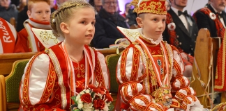 Das Velberter Kinderprinzenpaar, Marika I. und Ruben I., tritt bei der Kinder-Prunksitzung auf. Archivfoto: Mathias Kehren