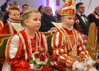 Das Velberter Kinderprinzenpaar, Marika I. und Ruben I., tritt bei der Kinder-Prunksitzung auf. Archivfoto: Mathias Kehren