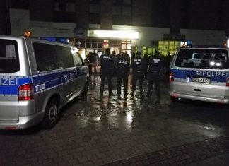 Polizei, Zoll und Ordnungsamt haben in einem gemeinsamen Einsatz am Freitag in Erkrath verschiedene Gaststätten kontrolliert. Foto: Polizei