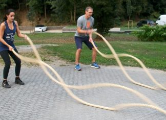 Das Fitnesstraining findet unter anderem mit Seilen statt. Foto:privat