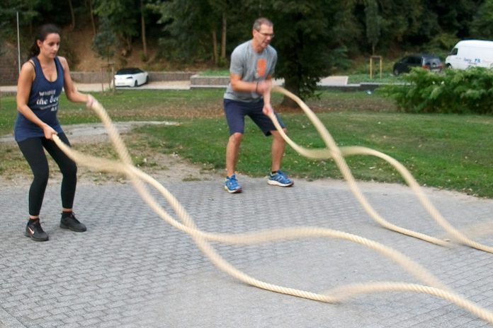 Das Fitnesstraining findet unter anderem mit Seilen statt. Foto:privat
