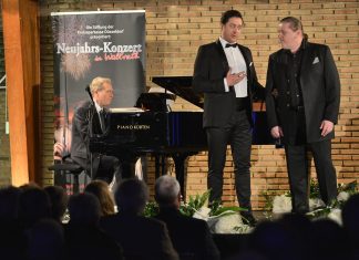 Bogdan Baciu und Mikhail Agafonov (r.) begleitet von Stephen Harrison beim Neujahrskonzert im Paul-Ludowigs-Haus. Foto: Mathias Kehren