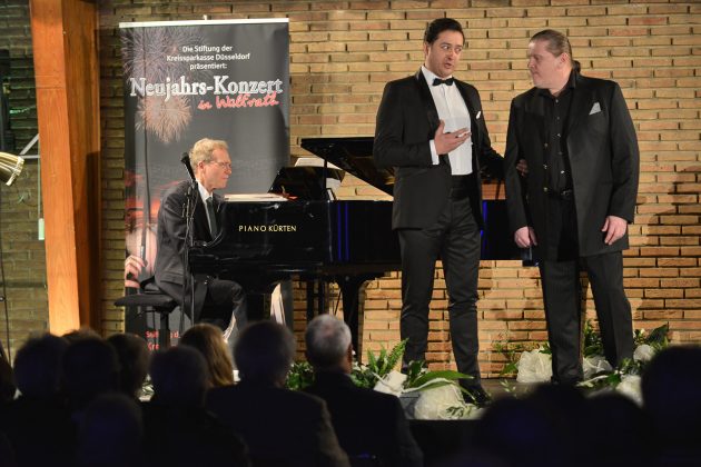 Bogdan Baciu und Mikhail Agafonov (r.) begleitet von Stephen Harrison beim Neujahrskonzert im Paul-Ludowigs-Haus. Foto: Mathias Kehren