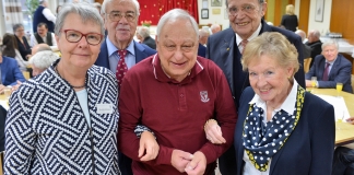 Klaus Bock (Mitte) ist seit 60 Jahren Mitglied im Bürgerverein Tönisheide, seine Frau Irmgard (r.) ist 46 Jahre. Mit ihnen freuen sich die Vereinsvorsitzende Monika Hülsiepen, Karl Josef Thiel und Rolf-Werner Buschmann, die mit 55 und 47 Jahren ebenfall beachtlich lange im Verein sind. Foto: Mathias Kehren