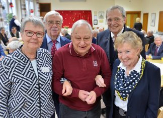 Klaus Bock (Mitte) ist seit 60 Jahren Mitglied im Bürgerverein Tönisheide, seine Frau Irmgard (r.) ist 46 Jahre. Mit ihnen freuen sich die Vereinsvorsitzende Monika Hülsiepen, Karl Josef Thiel und Rolf-Werner Buschmann, die mit 55 und 47 Jahren ebenfall beachtlich lange im Verein sind. Foto: Mathias Kehren