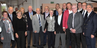 Sie halten dem NBV schon seit vielen Jahren die Treue. Über ihre Ehrung freuten sich die Jubilare (v. l.): Marlene Beier, Frieder Höhfeld, Gabriele Oberholz, Ute Breitgraf, Hänns Breitgraf, Friedhelm Momberg, Hermann Wolff, Ilse Momberg, Bernd Wolf (NBV-Vorsitzender), Klaus Rudolph, Dirk Lukrafka (Bürgermeister), Frank Grimm, Wolfgang Tonscheidt, Jan Steinmetz (Stadtsportbund Mettmann), Wolfgang Hammel und Klaus Jaeger. Foto: NBV