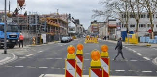 Die Oststraße wird gesperrt, um die Überfahrt vom Parkhaus auf das Dach der "StadtGalerie" einzubauen. Foto: Mathias Kehren