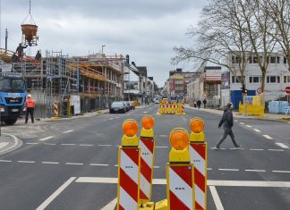 Die Oststraße wird gesperrt, um die Überfahrt vom Parkhaus auf das Dach der "StadtGalerie" einzubauen. Foto: Mathias Kehren
