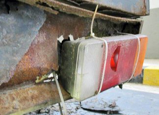 Das defekte Rücklicht war mit Kabelbindern befestigt. Foto: Polizei