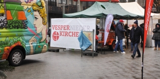 Besseres Wetter hätten sich die Veranstalter sicher gewünscht, dennoch konnten sie bei der Infoveranstaltung ein großes Interesse an der Vesperkirche feststellen. Foto Kirchenkreis Niede rberg