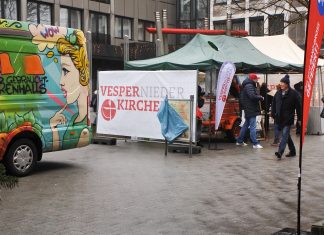 Besseres Wetter hätten sich die Veranstalter sicher gewünscht, dennoch konnten sie bei der Infoveranstaltung ein großes Interesse an der Vesperkirche feststellen. Foto Kirchenkreis Niede rberg