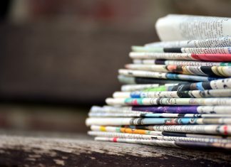 Ein Stapel Zeitungen liegt auf einem Tisch. Foto: pixabay