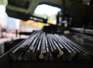 Metallstäbe werden in einer Firma verarbeitet. Foto: Symbolbild (pixabay)