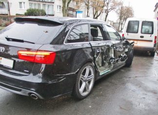 Bei der Kollision zwischen einer Straßenkehrmaschine und einem Auto entstand ein Gesamtsachschaden in Höhe von 28.000 Euro. Foto: Polizei