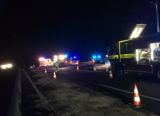 Zahlreiche Einsatzkräfte: Die Unfallstelle auf der BAB 52 in Fahrtrichtung Düsseldorf. Foto: Feuerwehr