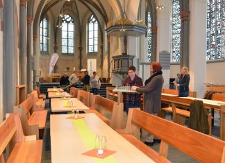 Die Tische sind gedeckt. Am Sonntag startet die Vesperkirche in Wülfrath. Fotos: Mathias Kehren