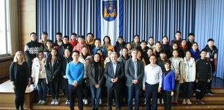 Bürgermeister Thomas Dinkelmann (mitte) mit den Schülerinnen und Schülern aus dem chinesischen Nantong sowie HHG-Schulleiter Hanno Grannemann und Lehrerin Viktoria Büscher. Foto: Kreisstadt Mettmann