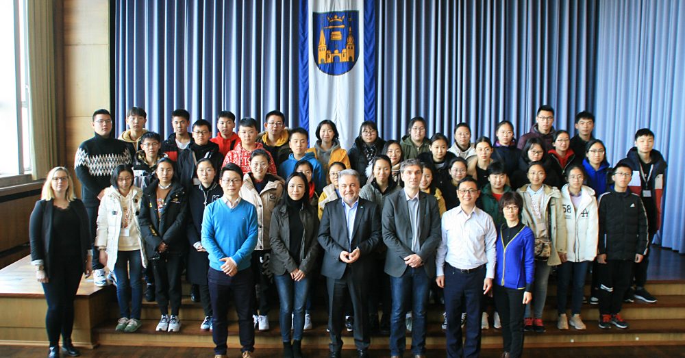 07_ME_nantong-mettmann Bürgermeister Thomas Dinkelmann (mitte) mit den Schülerinnen und Schülern aus dem chinesischen Nantong sowie HHG-Schulleiter Hanno Grannemann und Lehrerin Viktoria Büscher. Foto: Kreisstadt Mettmann
