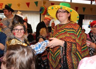 Sie schwingen an Karneval das Tanzbein: Die Jecken von der Lebenshilfe. Foto: Lebenshilfe
