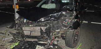 Schwer beschädigt: eines der beiden Unfallfahrzeuge. Foto: Polizei