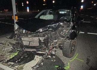 Schwer beschädigt: eines der beiden Unfallfahrzeuge. Foto: Polizei