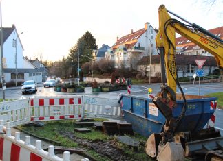 Die Stadtwerke Wülfrath erneuern am Kreisverkehr Gas- und Wasserleitungen. Die Bauarbeiten haben begonnen. Foto: Hans-Joachim Kling