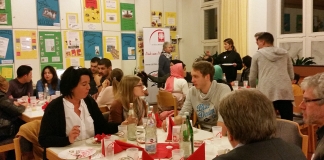 Mit einem reichhaltigen Buffet dankten Flüchtlinge ehrenamtlich Engagierten für die Unterstützung. Foto: Caritas