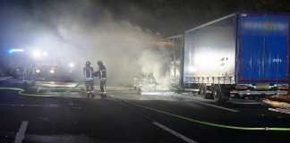 Der Lastwagen kam kurz hinter dem Autobahnkreuz Breitscheid zum Stehen. Foto: Feuerwehr Ratingen