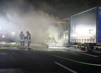 Der Lastwagen kam kurz hinter dem Autobahnkreuz Breitscheid zum Stehen. Foto: Feuerwehr Ratingen