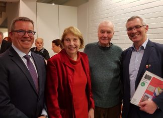 Bürgermeister Klaus Pesch (rechts) und Kulturdezernent Harald Filip (links) begrüßten bei der Eröffnung der „Bauhaus“-Ausstellung auch den früheren Stadtdirektor Dr. Alfred Dahlmann und seine Gattin. Foto: Stadt Ratingen