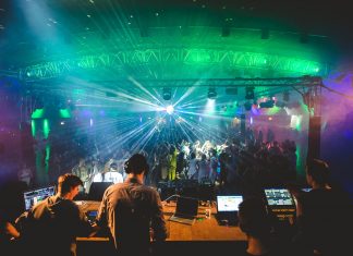 In der Stadthalle steigt am Altweiber-Donnerstags nachmittags wieder die Jugendparty. Foto: Stadt Ratingen (Archiv)