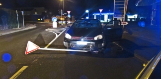 Der Fahrer des Golf hat nach Angaben der Polizei "geschätzt 20 Runden" in einem Kreisverkehr gedreht. Foto: Polizei