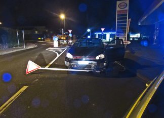 Der Fahrer des Golf hat nach Angaben der Polizei "geschätzt 20 Runden" in einem Kreisverkehr gedreht. Foto: Polizei