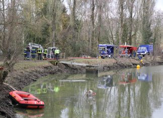 Im Verlauf des Einsatzes wurden verschiedene Fachberater zur Einsatzstelle gerufen, um das weitere Vorgehen abzustimmen. Foto: Feuerwehr