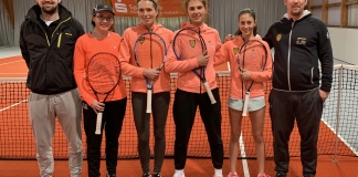 Die NBV-Damen, Gina Dittmann, Lauren Wagenaar, Isabel Heupgen und Ana Sovilj, konnten sich über einen Zu-Null-Erfolg freuen; hier mit ihren Trainern Tom Schönenberg (l.) und Mark Joachim.